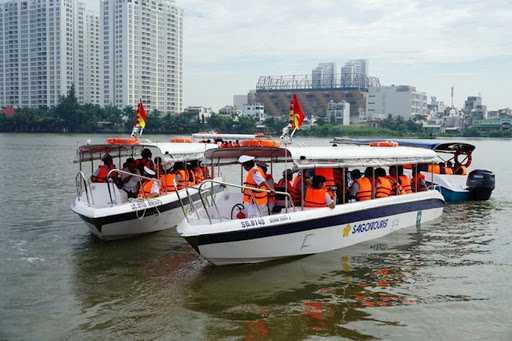 Khi đi thuyền phải mặc áo phao hoặc sử dụng cặp phao